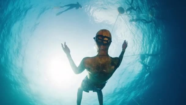 Mujer Liberadora Hace Anillo Burbuja Bajo Agua Mujer Freediver Divierte — Vídeo de stock