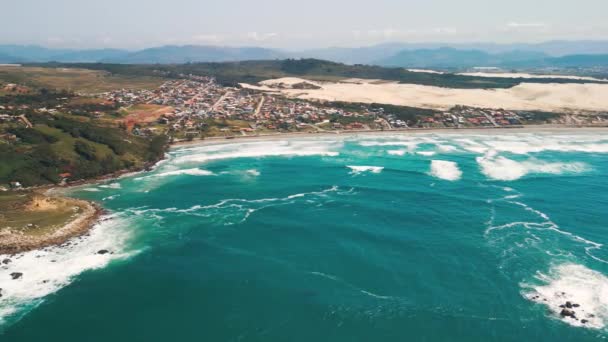 从空中俯瞰着巴西粗糙的大西洋海岸线 Imbituba镇附近地区 — 图库视频影像