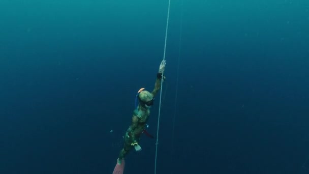 女性は海で列車を解放し ロープに沿って上昇しました 無料の没入規律 Fim — ストック動画
