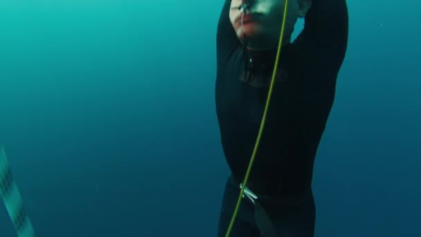 Freediving Corda Mar Masculino Liberto Sobe Longo Corda Monofin Encontra — Vídeo de Stock