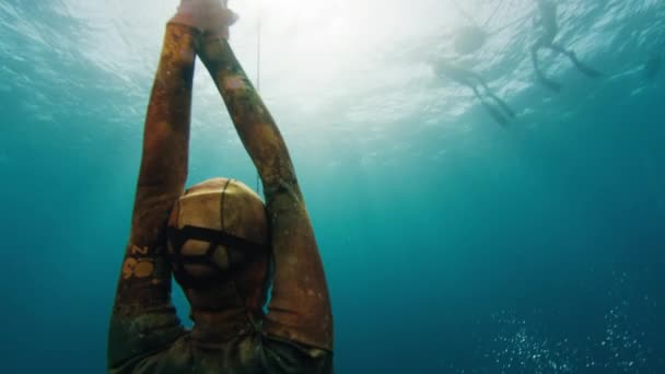 Freediver Fêmea Ascende Longo Corda Durante Sessão Treinamento Livre Órbitas — Vídeo de Stock