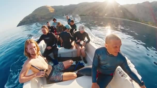 Gruppo Apneisti Muta Siede Sulla Piccola Barca Trasferimento Trasferisce Punto — Video Stock