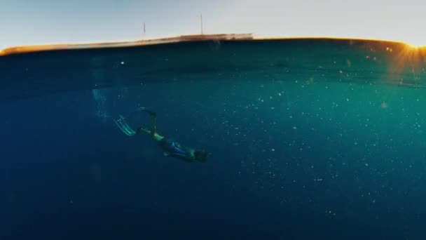 Hombre Libre Nadando Bajo Agua Mar Atardecer Con Bote Bordo — Vídeo de stock