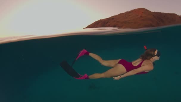 Cineógrafo Mujer Nadando Bajo Agua Mar Tropical Atardecer Marco Congelado — Vídeo de stock