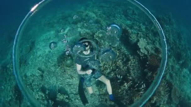 在水下活动的环状气泡中自由游动 — 图库视频影像
