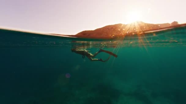 Чоловік Вільно Плаває Під Водою Спокійному Тропічному Морі Сході Сонця — стокове відео