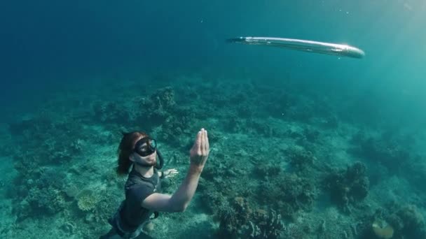 Freediver Altında Hareket Eden Halka Baloncuğuyla Oynar — Stok video