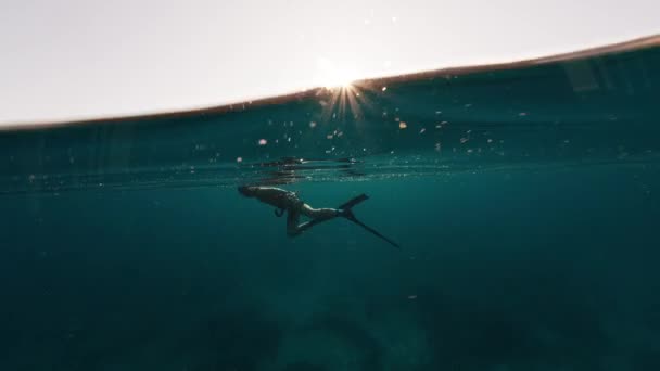 Mužský Jezdec Plave Pod Vodou Klidném Tropickém Moři Úsvitu Volný — Stock video