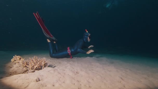 Freediver Пливе Під Водою Над Піщаним Дном Вночі — стокове відео