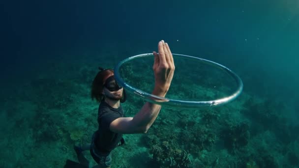 Freediver Bermain Dengan Gelembung Cincin Bergerak Bawah Air — Stok Video