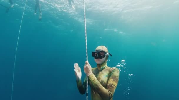 海のロープで解放された 自信のある女性の解放者はゆっくりとロープに沿って上昇します — ストック動画