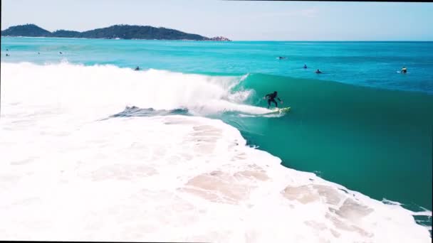Surfer Βόλτες Κύμα Στη Βραζιλία — Αρχείο Βίντεο