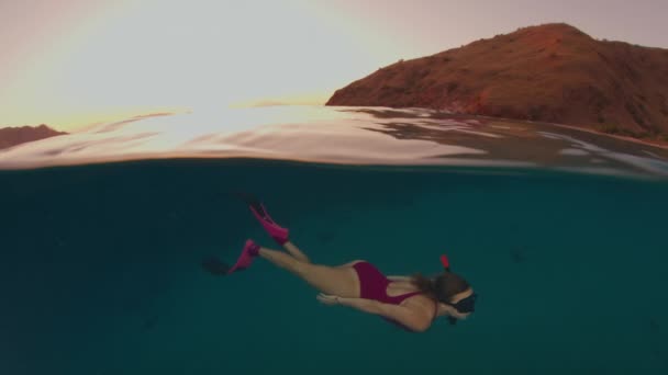 Cinemagraph Woman Swimming Underwater Tropical Sea Sunset Frozen Frame Sea — Stock Video