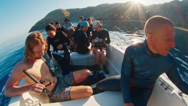 Gruppe Fridykkere Våddragter Sidder Den Lille Transferbåd Flytter Til Dykkerstedet – Stock-video