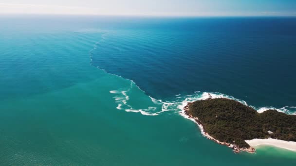 島の近くの大西洋の境界ゾーン 海洋における青い海岸水と水の分岐線を視野に入れている オーシャンウォーターコライディングゾーン — ストック動画