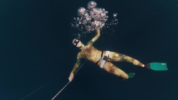 Γυναίκα Freediver Φυσά Αέρα Κάτω Από Νερό Κοντά Στο Σχοινί — Αρχείο Βίντεο