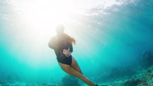 Jonge Vrouw Zwemt Oceaan Vrouwelijke Freediver Glijdt Onder Water — Stockvideo