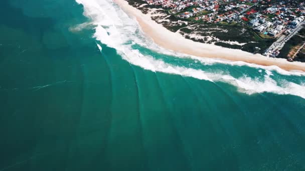 从空中俯瞰着滚滚波浪的巴西海滩 弗洛里亚诺波利斯圣卡塔里纳岛 — 图库视频影像