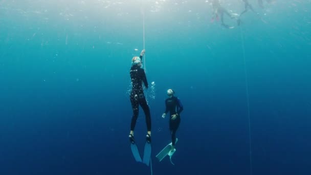 Bali Indonesia July 2023 Man Woman Freedivers Dive Rope Train — Stock Video