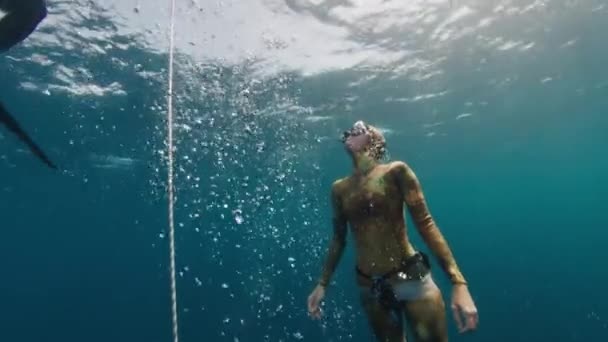 Freediving Pada Tali Laut Perempuan Freediver Perlahan Lahan Naik Sepanjang — Stok Video