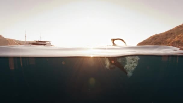 Ententauchen Freitauchen Freitaucherin Macht Enten Tauchgang Und Taucht Ins Meer — Stockvideo