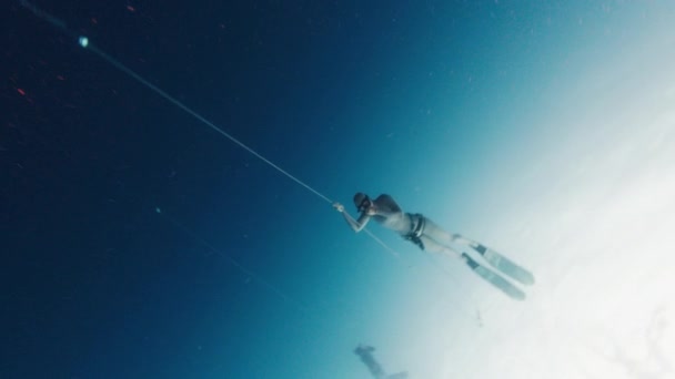 Woman Freediver Dives Rope Train Sea — Stock Video