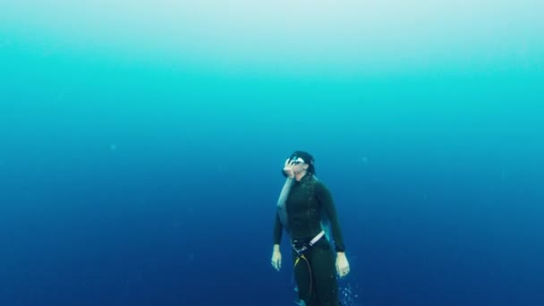 Perempuan Freediver Menyelamatkan Freediver Lain Laut — Stok Video