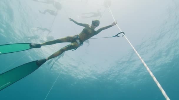 Freitauchen Auf Dem Seil Meer Freitaucherin Hängt Seil Und Trainiert — Stockvideo