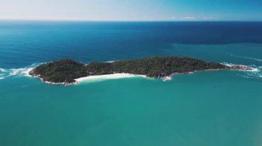 Campeche adasının havadan görünüşü ve el değmemiş plajı. Florianopolis, Brezilya