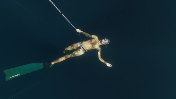 Mujer Freediver Sopla Aire Bajo Agua Cerca Cuerda Trata Hacer — Vídeos de Stock