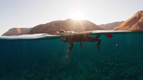 Mužský Jezdec Plave Pod Vodou Klidném Tropickém Moři Úsvitu Volný — Stock video