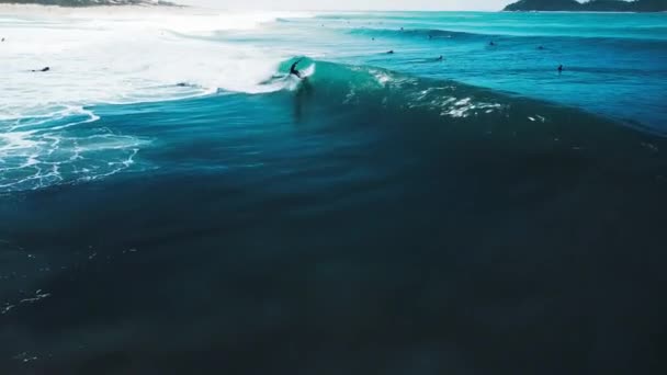 Surfer Cavalca Onda Brasile — Video Stock