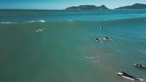 Surfař Jezdí Vlně Brazílii — Stock video