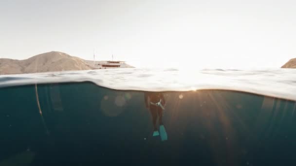Женщина Фридайвер Поднимается Глубины Появляется Поверхности Начинает Дышать — стоковое видео