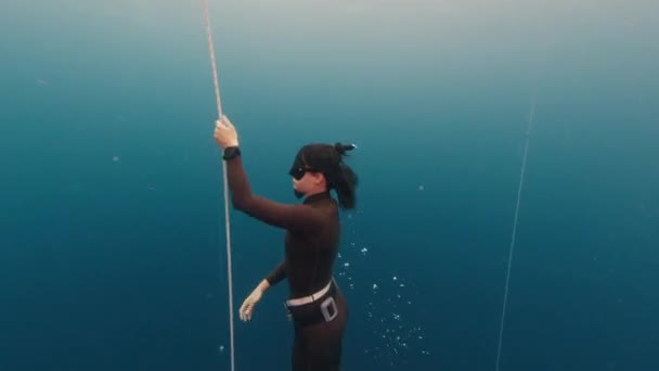 在海上免费潜水训练中 自信的女自由选手沿着绳子爬升 — 图库视频影像