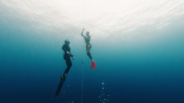 男人和女人自由自在地沿着绳子跳下去 在海里训练 — 图库视频影像