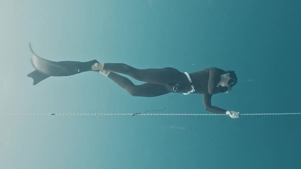 Freediving Infinite Loop Seamless Video Woman Freediver Training Rope Sea — Stock Video
