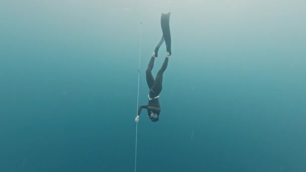 ロープで解放される 女性は海のロープに沿って川の訓練を解放 — ストック動画