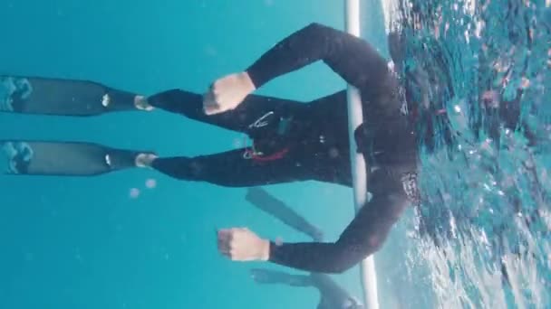 Freitauchen Meer Freitaucher Entspannt Sich Der Oberfläche Beim Freitauchtraining Meer — Stockvideo