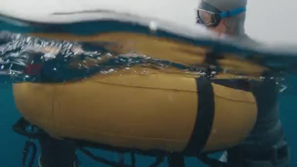 Группа Фридайверов Тренирует Море Буях Разделенных Подводным Видом — стоковое видео