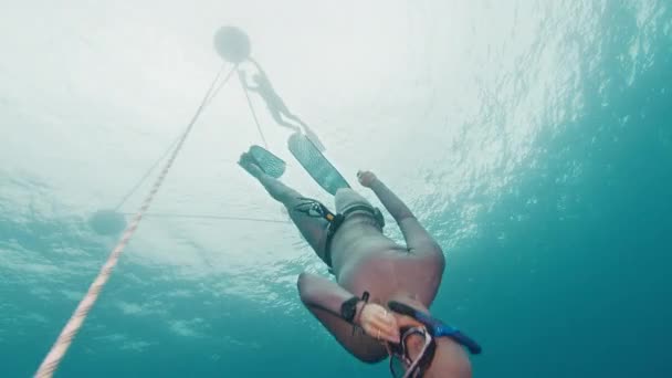 Freediving Una Cuerda Mujer Libre Entrenamiento Largo Cuerda Mar — Vídeo de stock