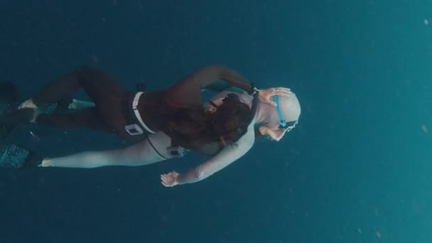 Bevrijdende Redding Vrouw Freediver Redt Haar Duikmaatje Uit Diepte Van — Stockvideo
