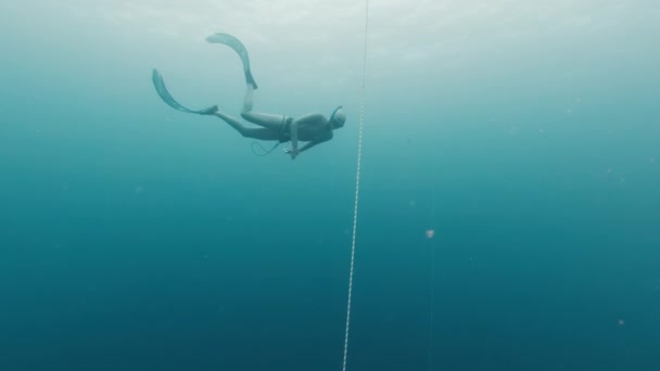 Прыжки Воду Веревке Женщины Фридайверы Тренируются Вдоль Каната Море — стоковое видео