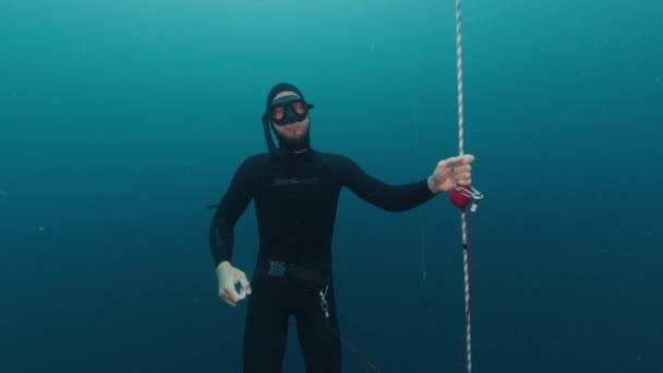 Plongeur Libre Mâle Retient Respiration Statique Sur Profondeur Pendant Plongée — Video