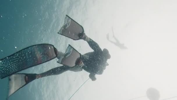 Freediving Rescue Woman Freediver Rescues Her Diving Buddy Depth Sea — Stock Video