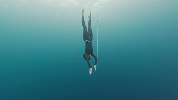 用绳子挣脱 妇女在海上沿着绳子自由地进行训练 — 图库视频影像