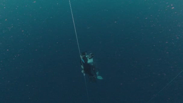 Звільнений Порятунок Жінка Звільнилася Рятує Свого Пірнаючого Приятеля Глибини Моря — стокове відео