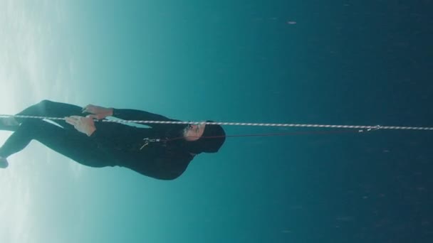 Freediving Rope Man Freediver Training Rope Sea Falling Depth — Stock Video