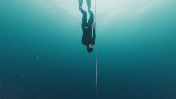 Freediving Rope Man Freediver Training Rope Sea Falling Depth — Stock Video