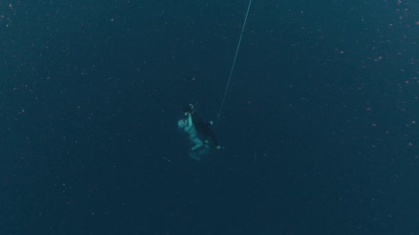 Resgate Livre Mulher Liberta Resgata Seu Companheiro Mergulho Profundidade Mar — Vídeo de Stock